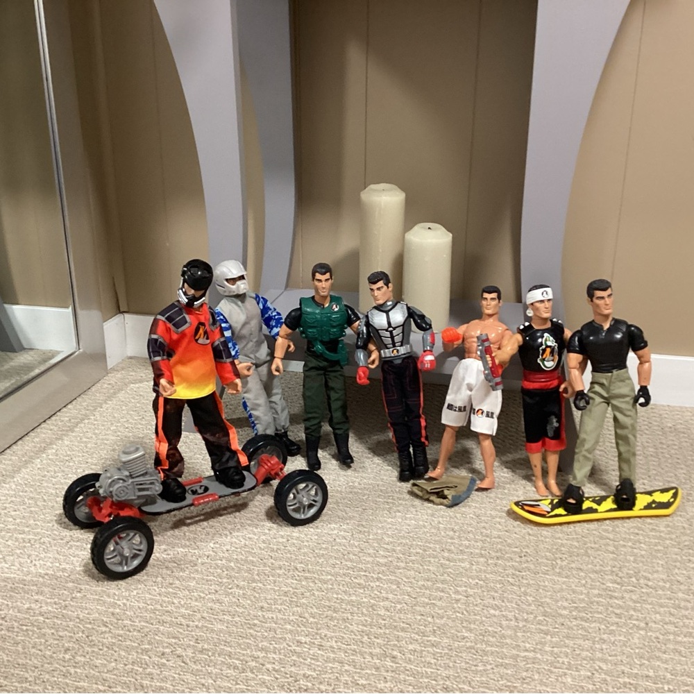 Action Figures Set with Accessories - Picture 2 of 4